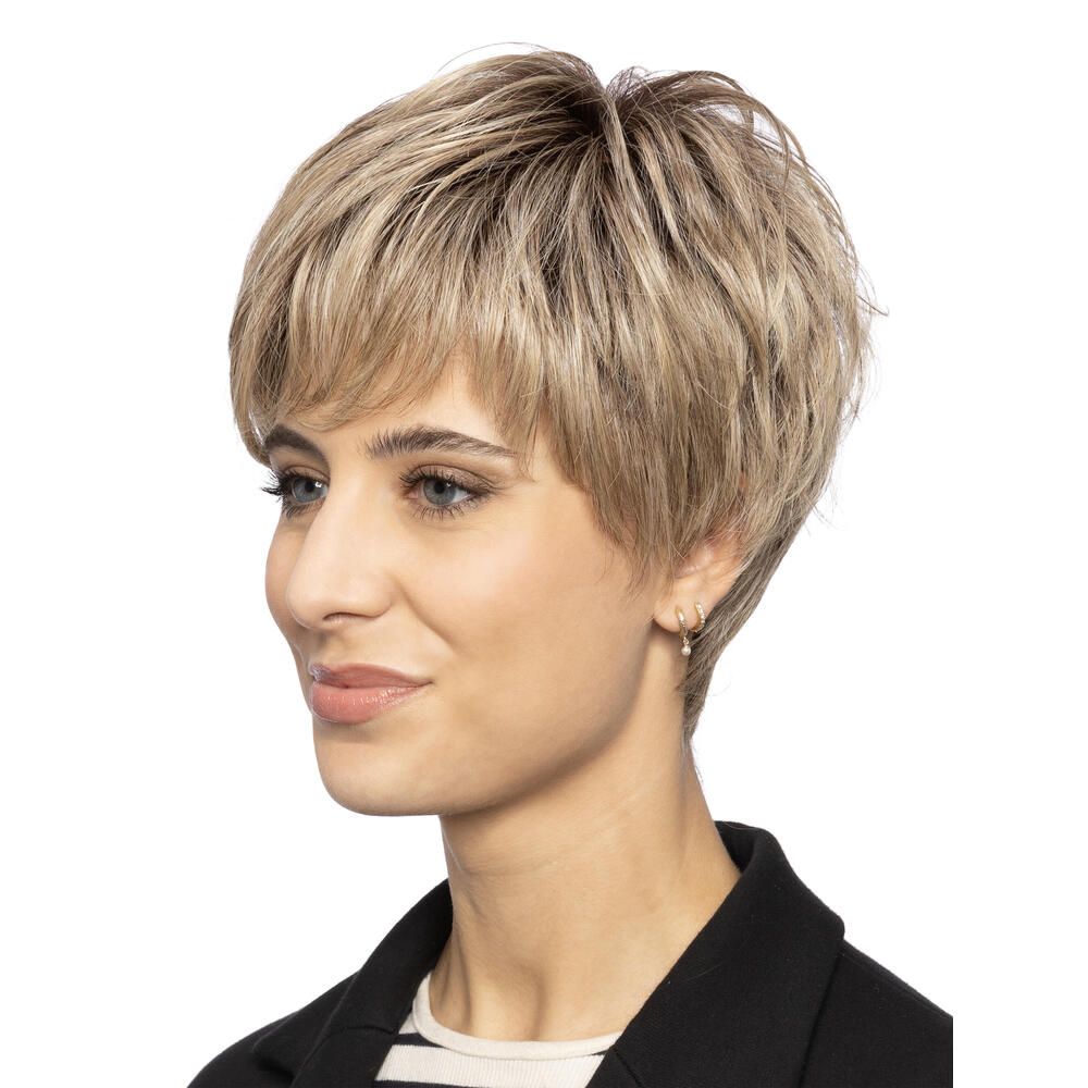 Kurzhaarperücke in Blondtönen. Seitenansicht einer Frau mit Perücke. Kurzer, fransiger Pony. Die Frau trägt einen schwarzen Blazer.