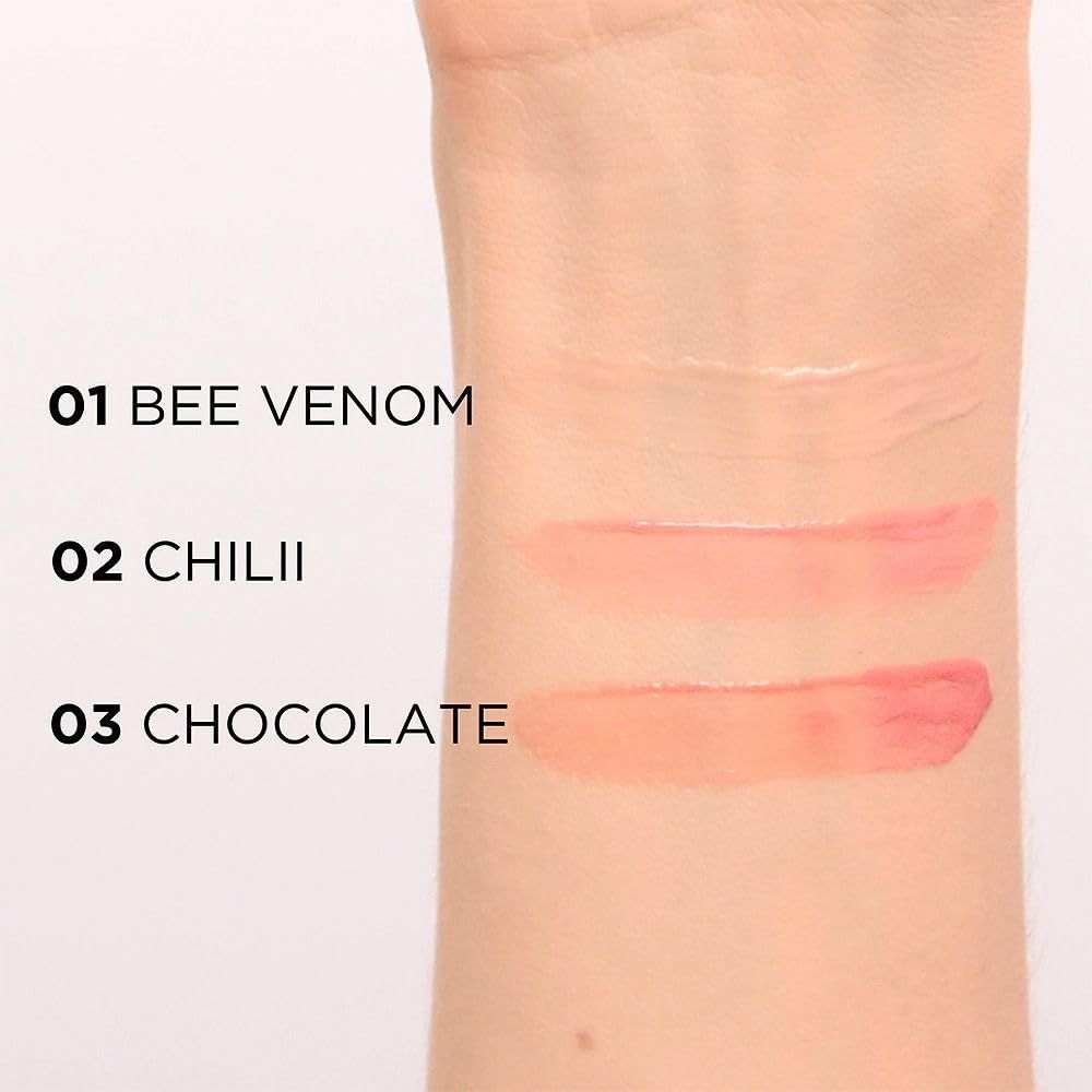 Arm mit drei Lippenstift-Farbmustern: 01 Bee Venom, 02 Chilii, 03 Chocolate. Text neben den Farbmustern.