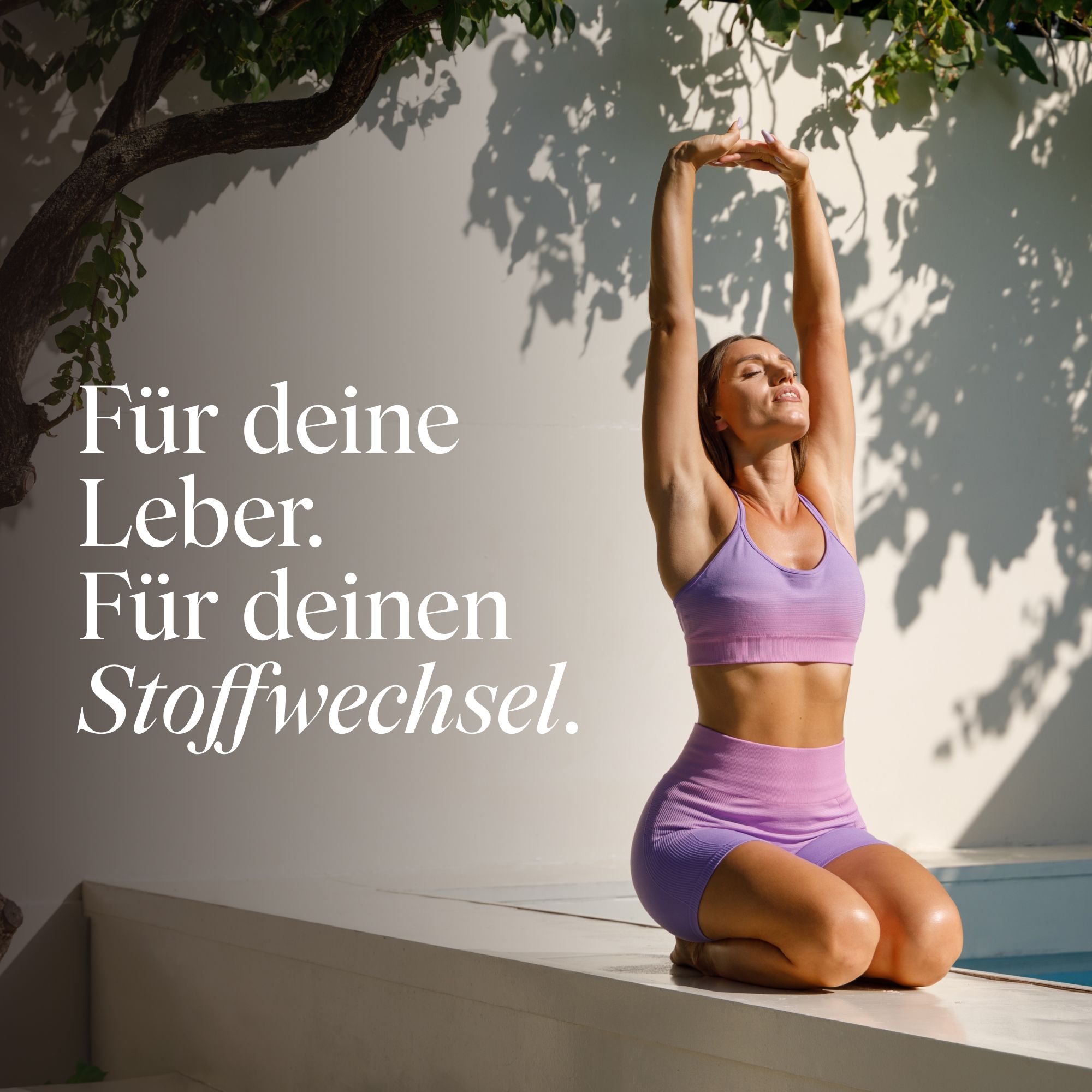 Frau in Sportkleidung, Yoga-Pose. Text: Für deine Leber. Für deinen Stoffwechsel.
