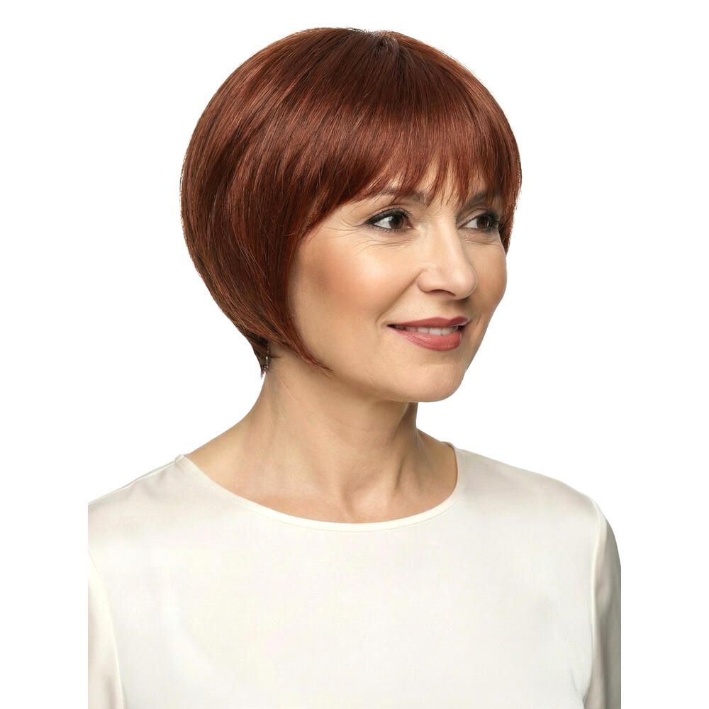 Rotbraune Kurzhaarperücke mit Pony. Nahaufnahme einer Frau mit weißem Hemd.