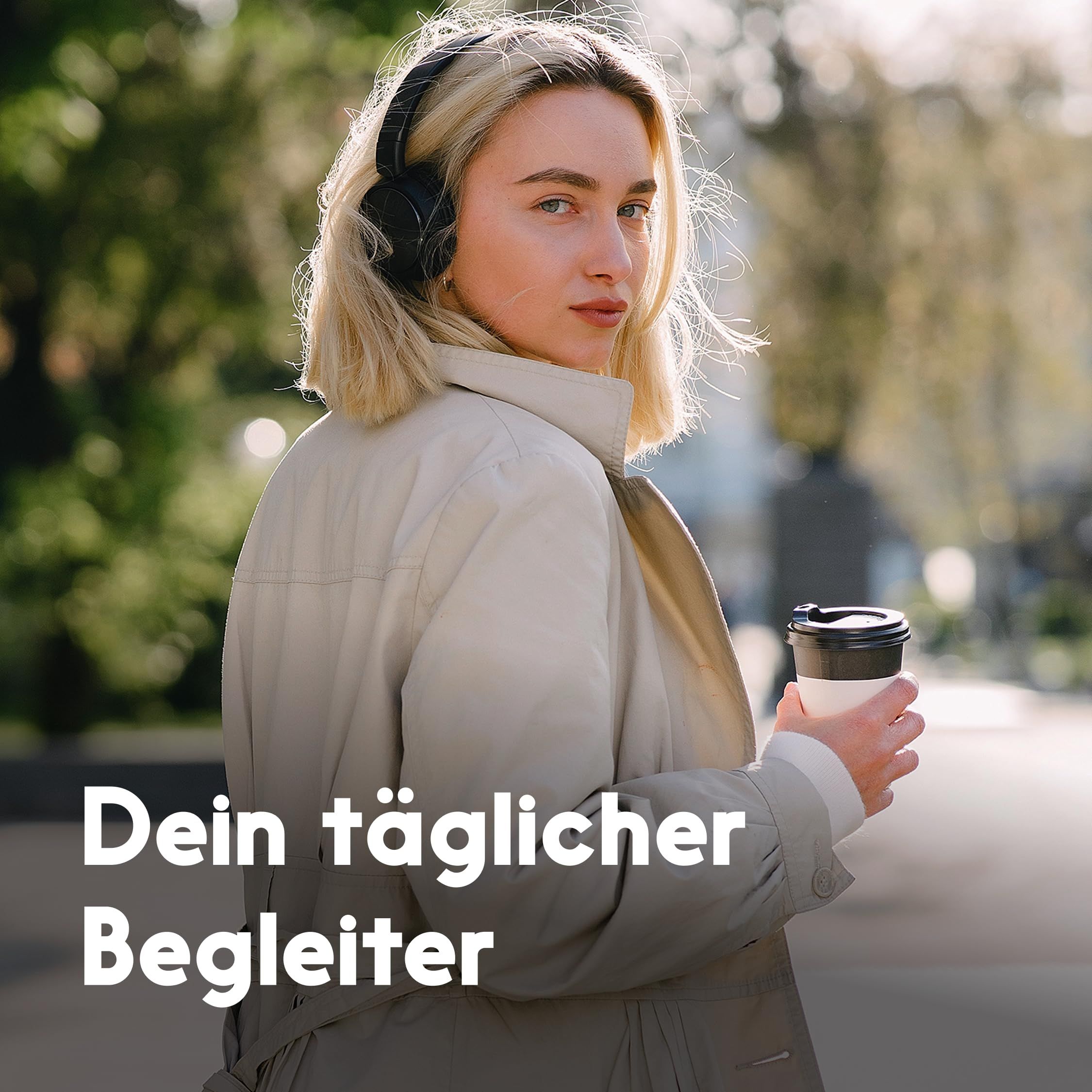 Eine Frau mit Kopfhörern und Kaffeetasse. Text: Dein täglicher Begleiter.