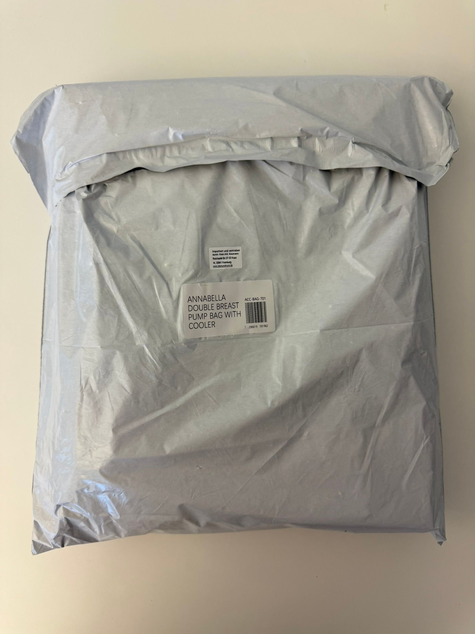 Verpackte Isoliertasche in Plastikfolie. Aufkleber mit Produktinformationen.