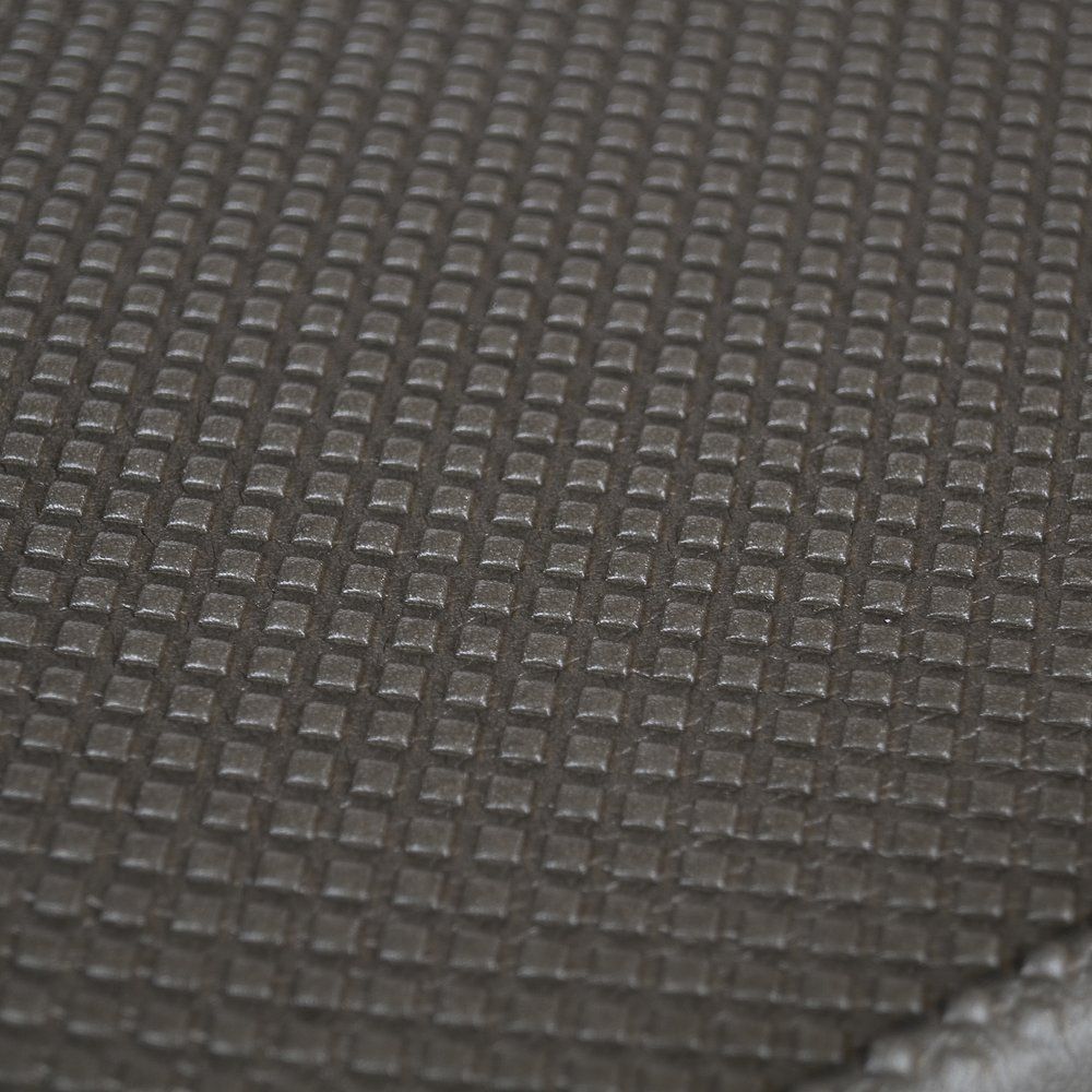 Nahaufnahme der Oberfläche eines Airex Balance-Pad Mini Lava. Die Oberfläche ist mit kleinen quadratischen Strukturen versehen.