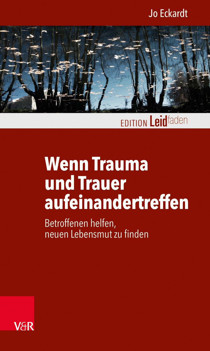 Buchcover mit Titel: Wenn Trauma und Trauer aufeinandertreffen. Autor: Jo Eckardt. Verlag: V&R. Hintergrund: Spiegelung von Bäumen in Wasser.