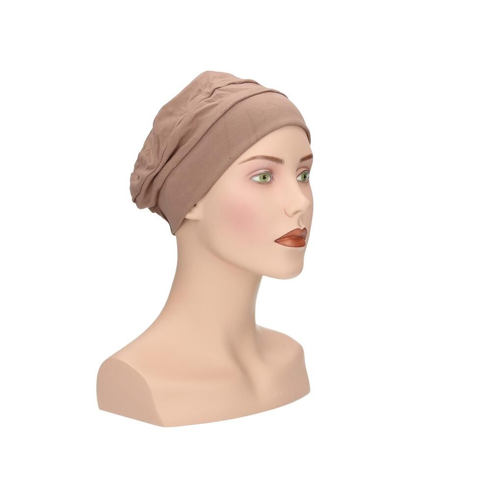 Beigefarbener Turban auf einer Schaufensterpuppe. Dreiviertelansicht.