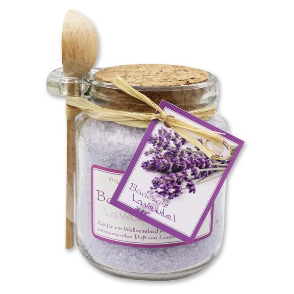 Vaso di sale da bagno, cucchiaio di legno, etichetta lavanda. Tappo in sughero.