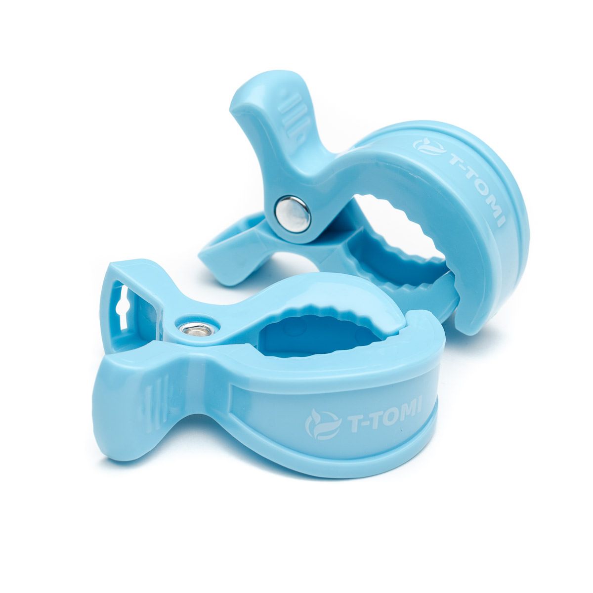 Zwei pastellblaue T-Tomi Clips mit Logo, auf weißem Hintergrund.
