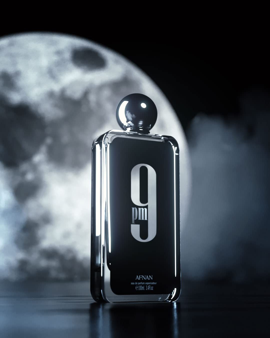 Parfümflasche vor Mond. Schwarzes Etikett mit weißer Aufschrift '9 pm'. Metallkappe. Hintergrund: Mond.