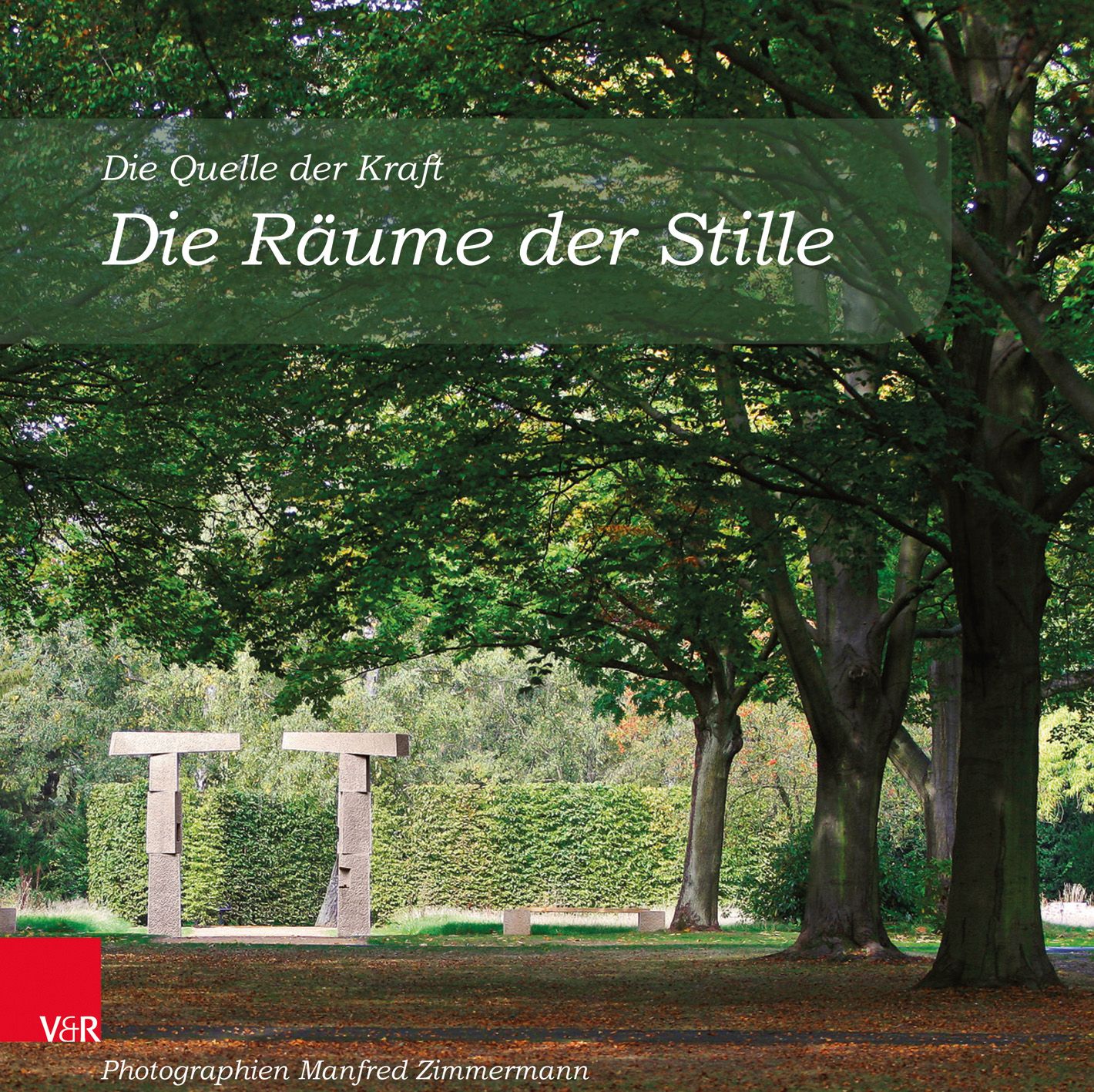 Buchcover mit Titel "Die Räume der Stille". Grünliche Schrift auf grünem Hintergrund. Im Hintergrund Bäume und eine Steinarchitektur.