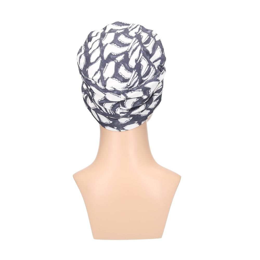 Turban in Ecru/Grau mit abstraktem Muster. Rückansicht auf Büste.