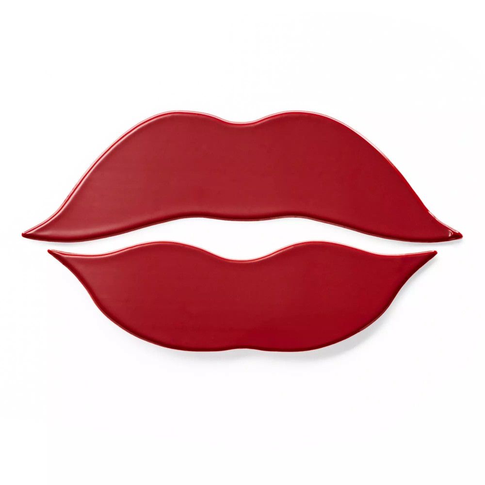 Rote Lippen-Form aus glänzendem Material. Ober- und Unterlippe getrennt dargestellt.