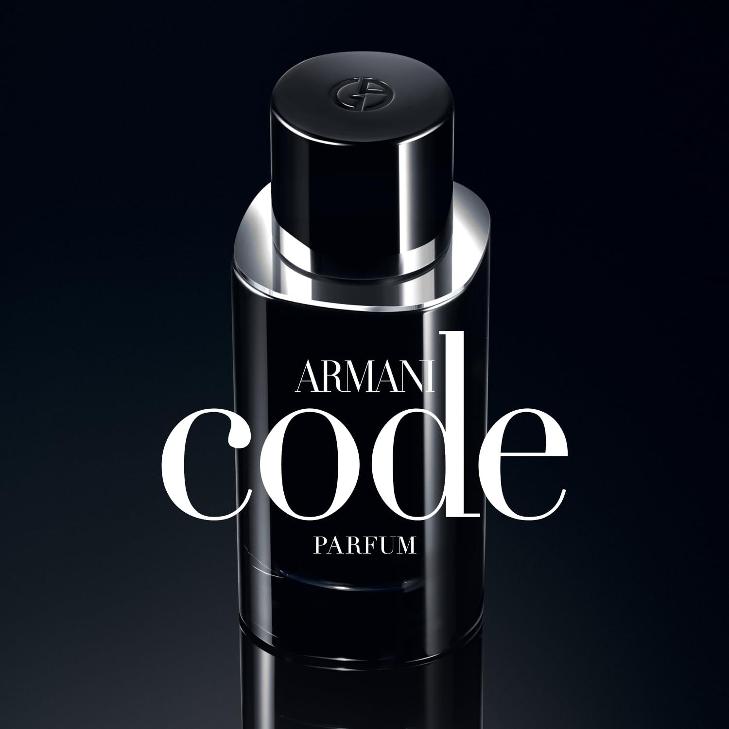 Schwarzer Flakon mit silbernem Verschluss. Schriftzug: Armani Code Parfum. Logo: Giorgio Armani.