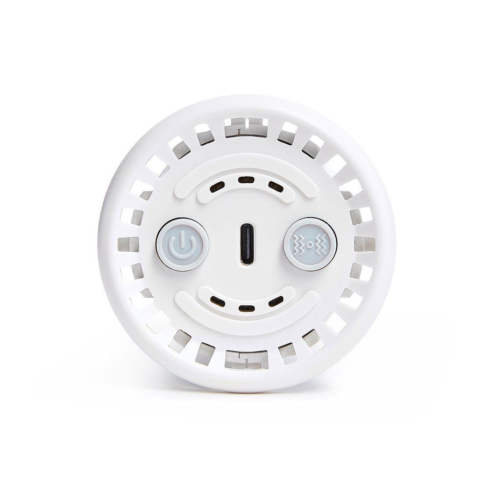 Weißes, rundes Element mit Löchern und zwei Knöpfen. Ein USB-C-Anschluss ist sichtbar.