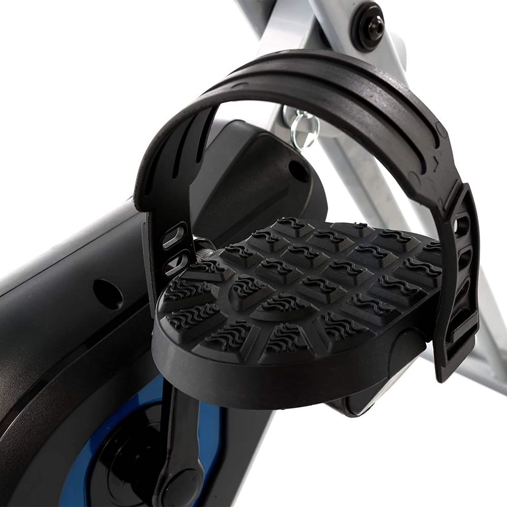 Pedal des Heimtrainers. Schwarzes Pedal mit Fußschlaufe und rutschfester Oberfläche.