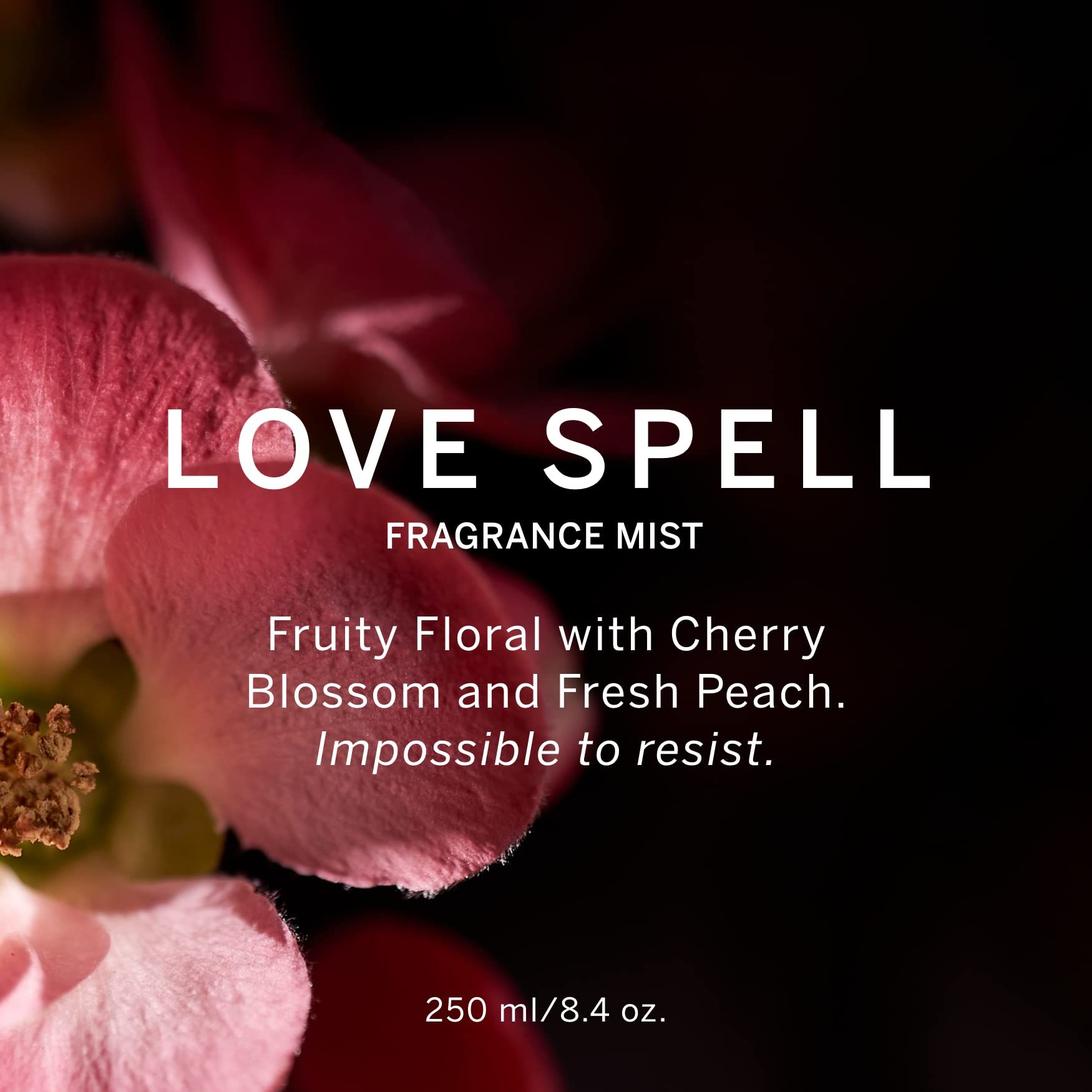 Victoria's Secret Love Spell Lotion und Brume Pour Le Corps. Text: PAIRS PERFECTLY WITH LOVE SPELL LOTION.