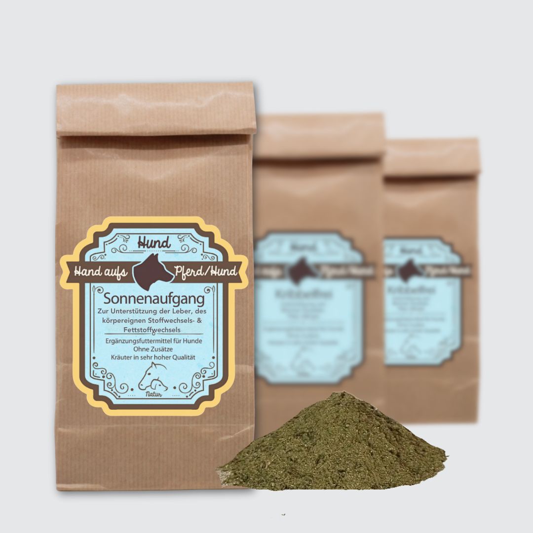 Drei braune Papiertüten mit Kräutermischung. Text: Hand aufs Pferd/Hund Sonnenaufgang. Grünliche Kräuter daneben. Etikett mit Logo.