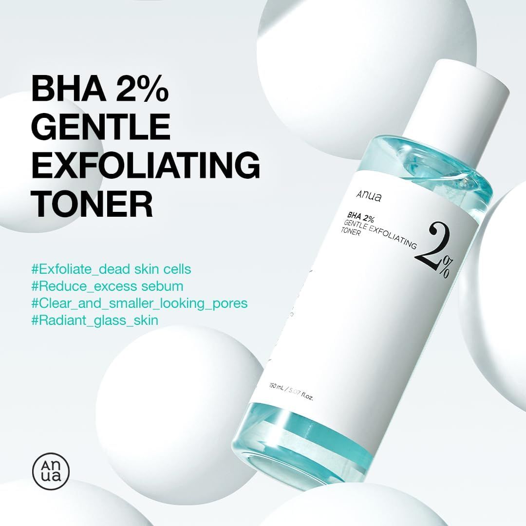 Eine Flasche mit blauem Toner, weißem Etikett und Aufschrift BHA 2% Gentle Exfoliating Toner. Kugeln im Hintergrund.