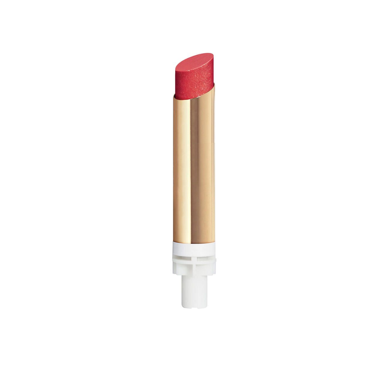 Lippenstift-Nachfüllung. Goldfarbene Hülse, rosafarbene Spitze. Weißer Sockel. Schräg angeschnitten.