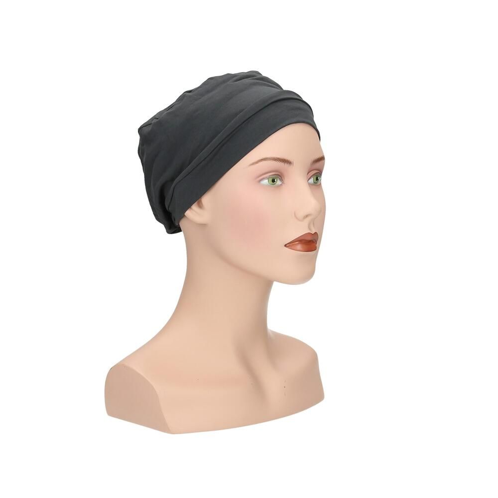 Dunkelgrauer Turban auf einer Schaufensterpuppe. Dreiviertelansicht. Stoffhaube mit geraffter Struktur.