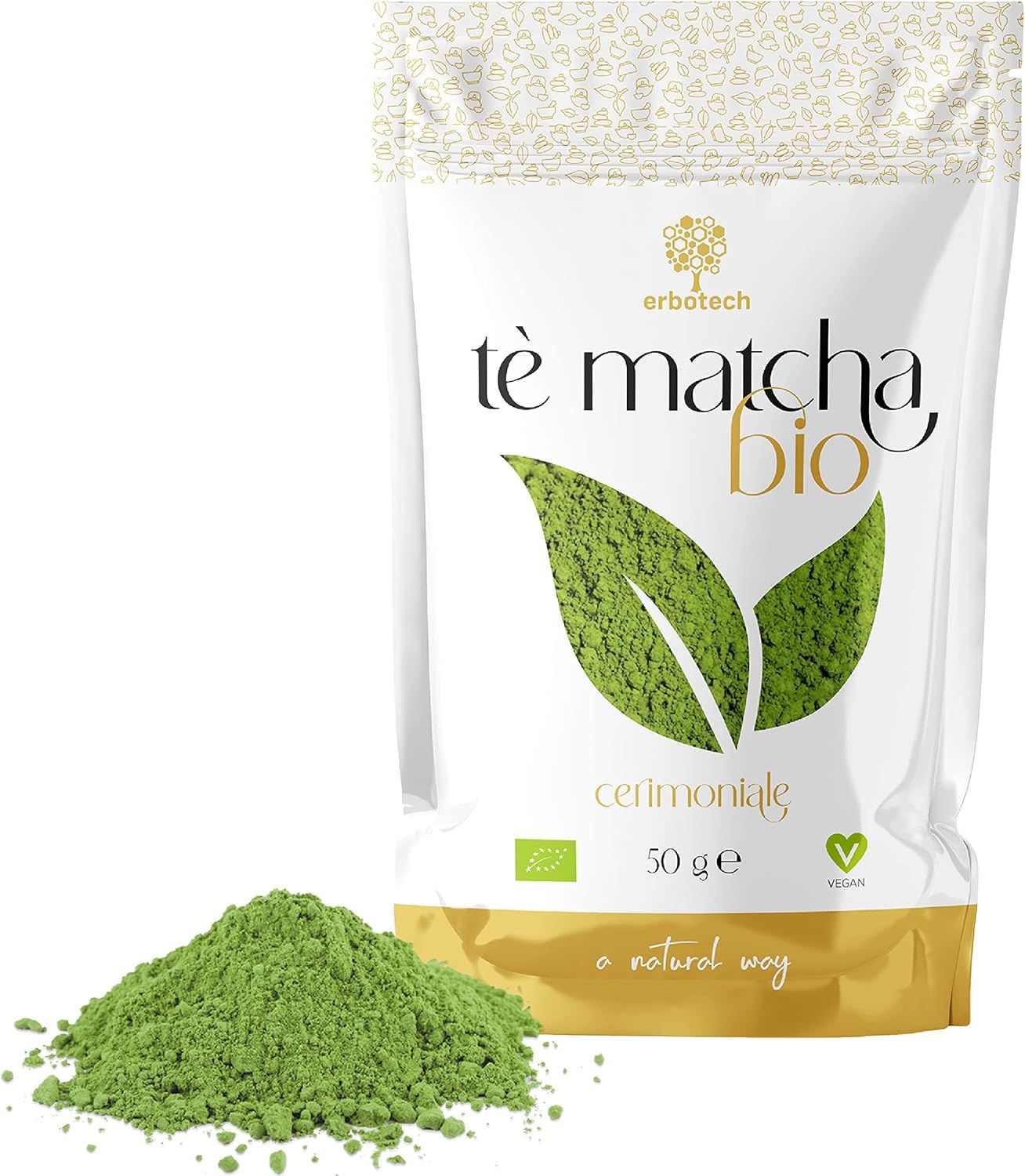Beutel mit grünem Pulver. Aufschrift: Erbotechtè matcha bio. Mit Bio-Siegel, 50 g und Vegan-Logo. Untertitel: a natural way.
