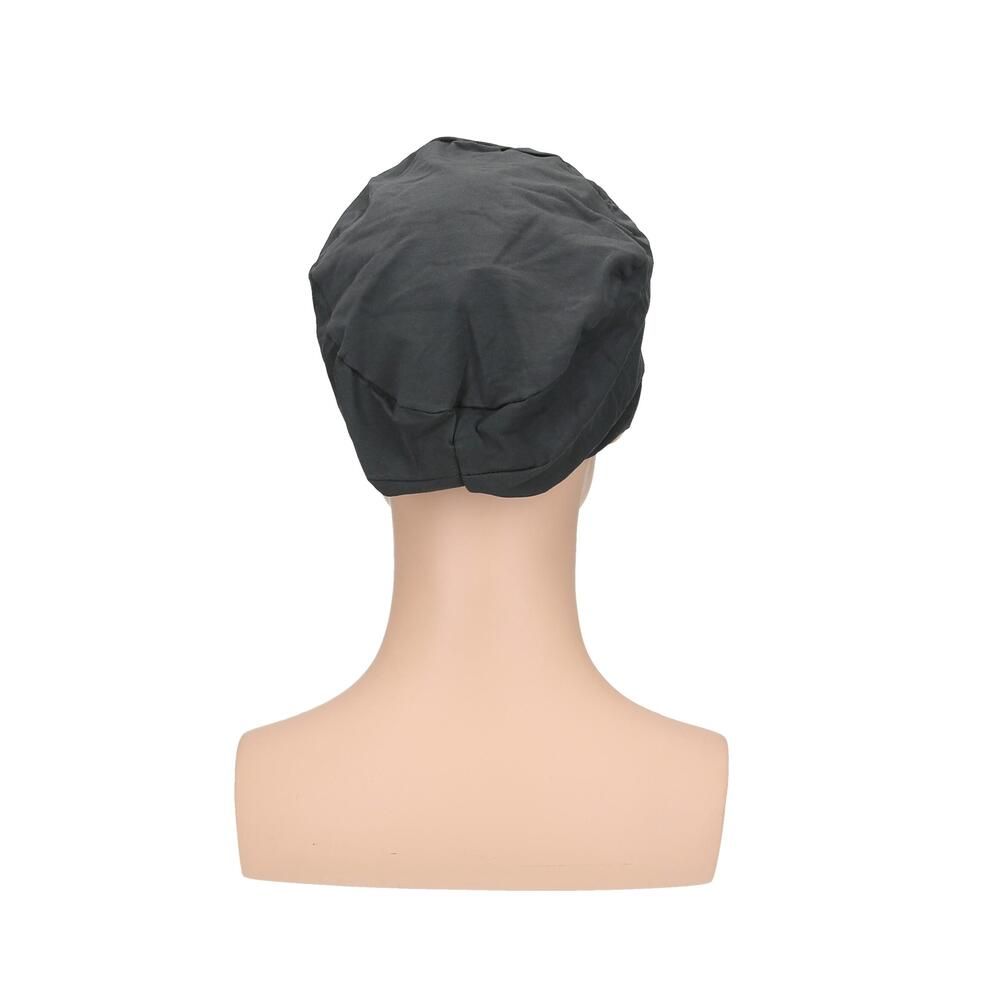 Dunkelgrauer Turban auf einer Schaufensterpuppe. Rückansicht. Stoffhaube mit geraffter Struktur.