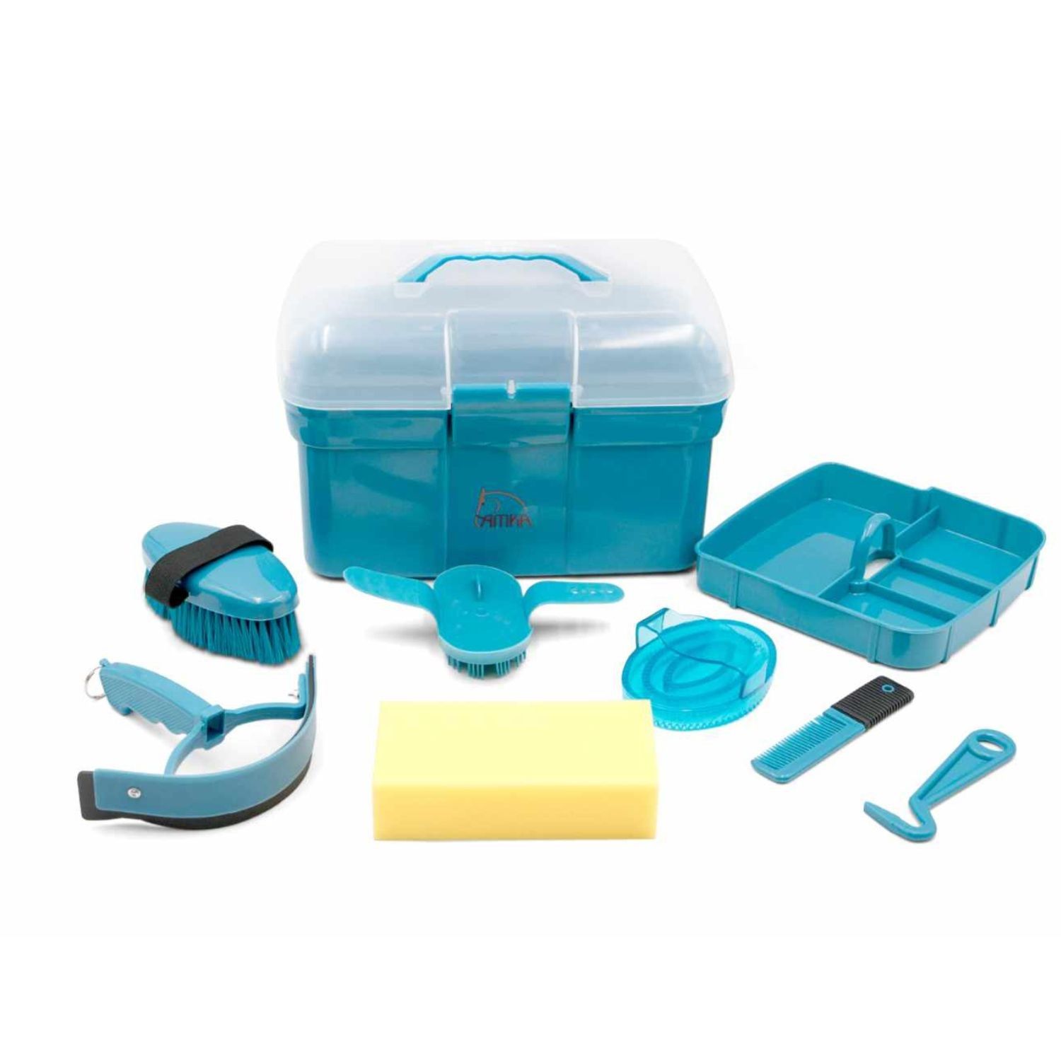 AMKA Putzbox MONDA, ein Set zur Pferdepflege. Das Set enthält eine türkise Box mit transparentem Deckel, eine Bürste, einen Hufkratzer, einen Schweißmesser, einen Schwamm und weitere Pflegeutensilien. Die Box ist geschlossen und die Utensilien sind angeordnet.