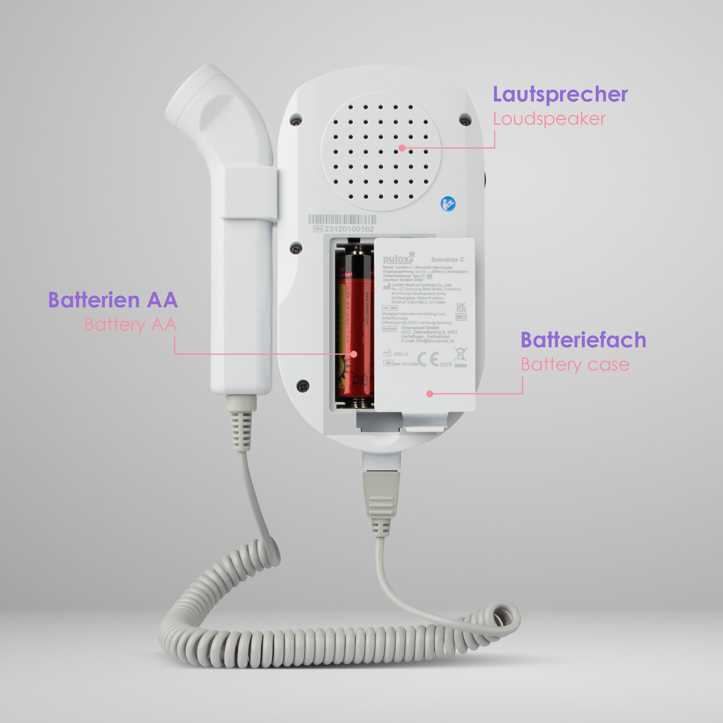 Rückseite des Fetal Doppler Geräts. Weißes Gerät mit Lautsprecher, Batteriefach und AA-Batterien. Beschriftungen: Lautsprecher, Batterien AA.