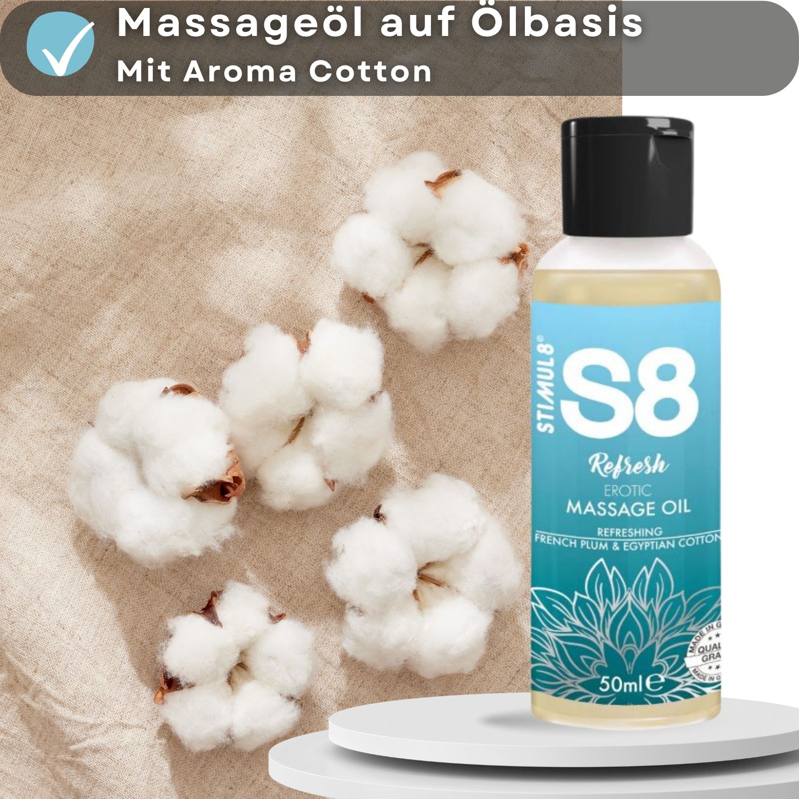S8 Refresh Erotic Massage Oil. Flasche mit schwarzem Deckel. 50ml. Baumwollblüten auf weißem Podest.