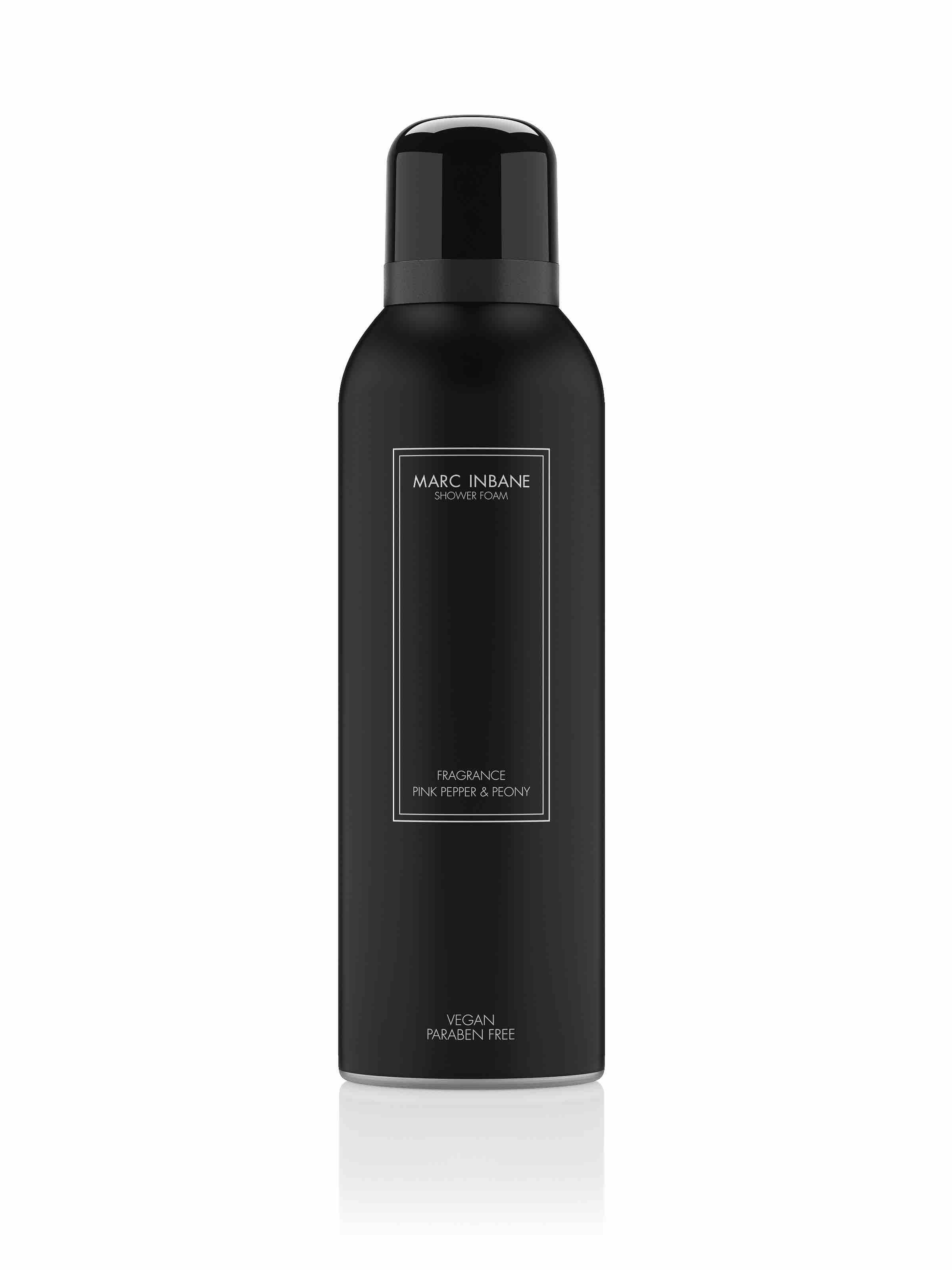 Schwarze Flasche mit schwarzem Deckel. Aufschrift: MARC INBANE, Shower Foam, Fragrance Pink Pepper & Peony. Vegan, parabenfrei.