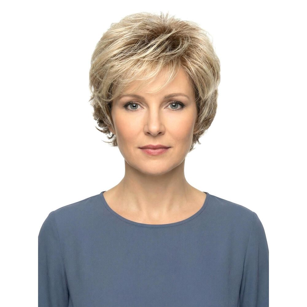 Kurzhaarperücke, blondiertes Haar, wellige Struktur. Frontale Ansicht einer Frau mit blauem Oberteil.