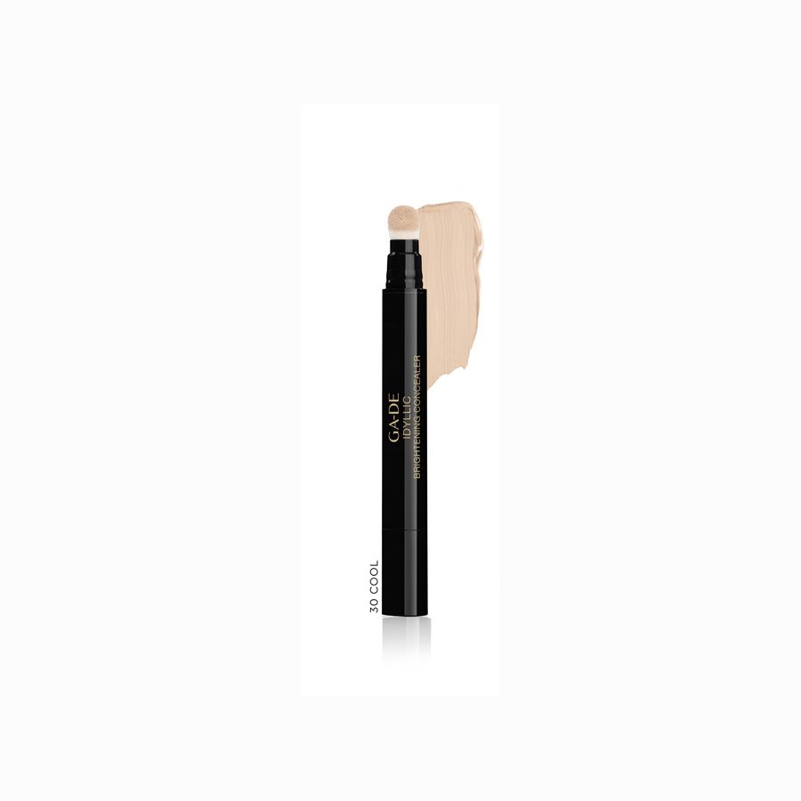 Ga-De Idyllic Brightening Concealer. Schwarzer Stift mit hellem Applikator und Farbmuster. Produktname und Logo.