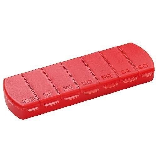 Rote Pillenbox mit sieben Fächern, beschriftet mit den Wochentagen MO, DI, MI, DO, FR, SA, SO.