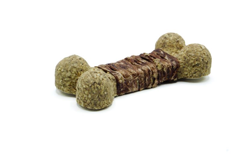 Knochenförmiger Hundesnack mit Rinderlunge. Braune Mitte, grüne Enden. Auf weißem Hintergrund.