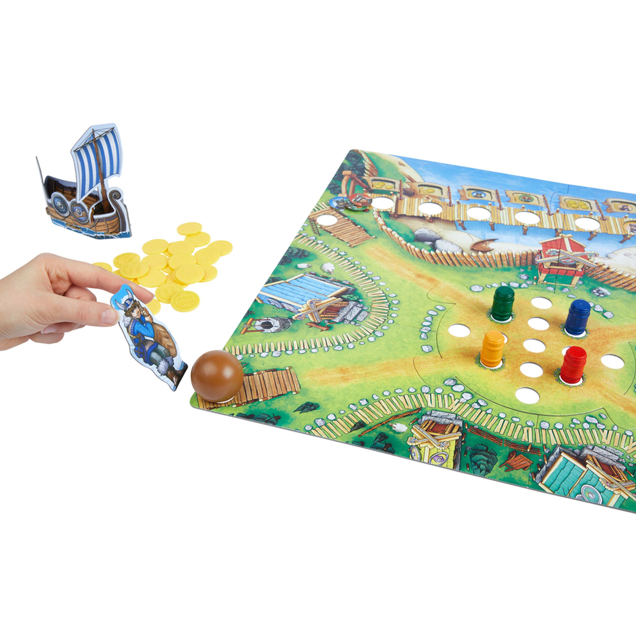Hand hält Wikingerfigur und Kugel. Spielbrett mit Münzen und Schiffen im Hintergrund. Weißer Hintergrund.