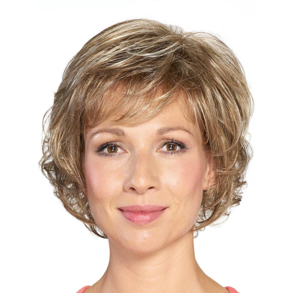 Kurzhaarperücke mit blond-braunem Haar. Die Frau blickt direkt in die Kamera. Rosa Oberteil.