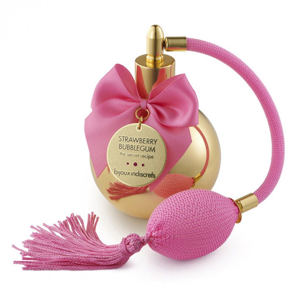Goldene Sprühflasche mit rosa Schleife, Quaste und Etikett 'STRAWBERRY BUBBLEGUM'.