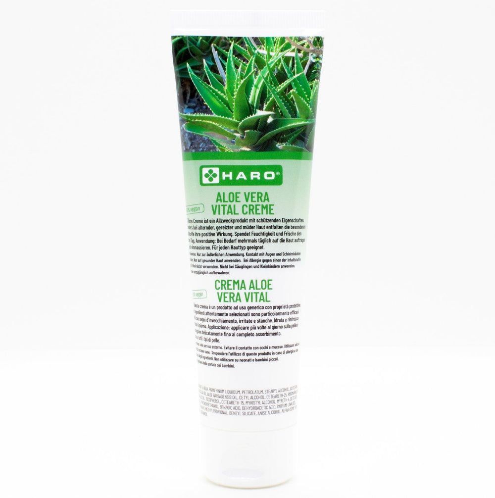 Creme-Tube mit Aloe Vera. Grün-weiße Tube mit Produktnamen und Aloe Vera-Blatt-Abbildung. Text in Deutsch und Italienisch.