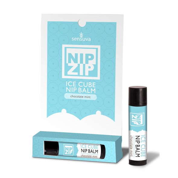 Produktverpackung mit Balsam. Hellblaue Schachtel mit Produkt und Display. Balsam-Stift mit schwarzem Deckel. Schriftzug: NIP ZIP ICE CUBE.