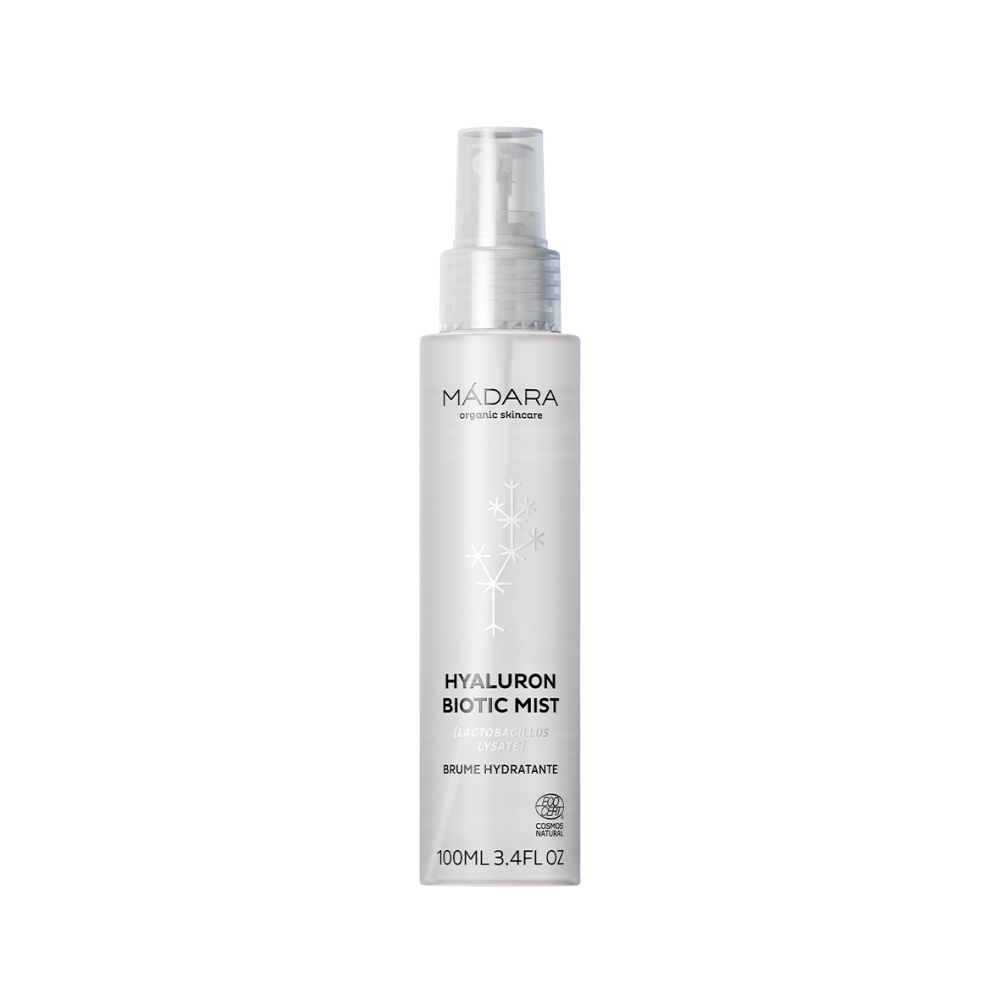 Zylindrische Flasche mit Sprühkopf. Aufschrift: MÁDARA, HYALURON BIOTIC MIST, 100ML 3.4FL OZ. Mit Bio-Zertifizierung.