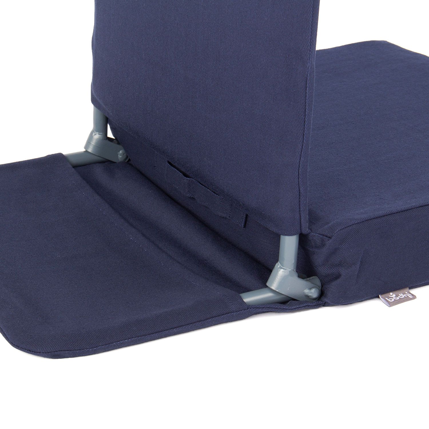 Gros plan sur la chaise de sol pliable bleue. Structure métallique et revêtement en tissu visibles.