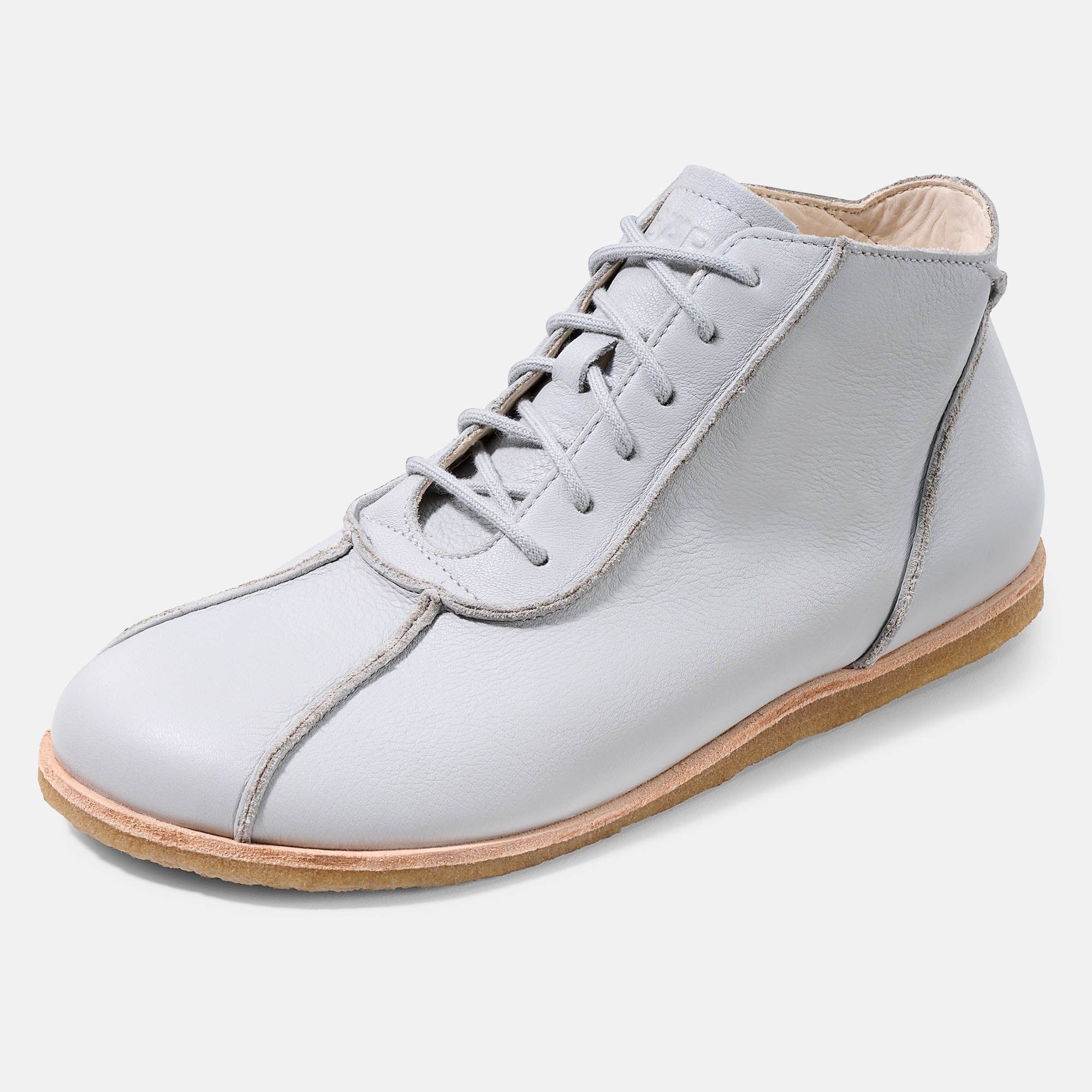 Hellgrauer Stiefelette mit Schnürung. Helles Leder, helle Sohle. Perspektivische Ansicht.