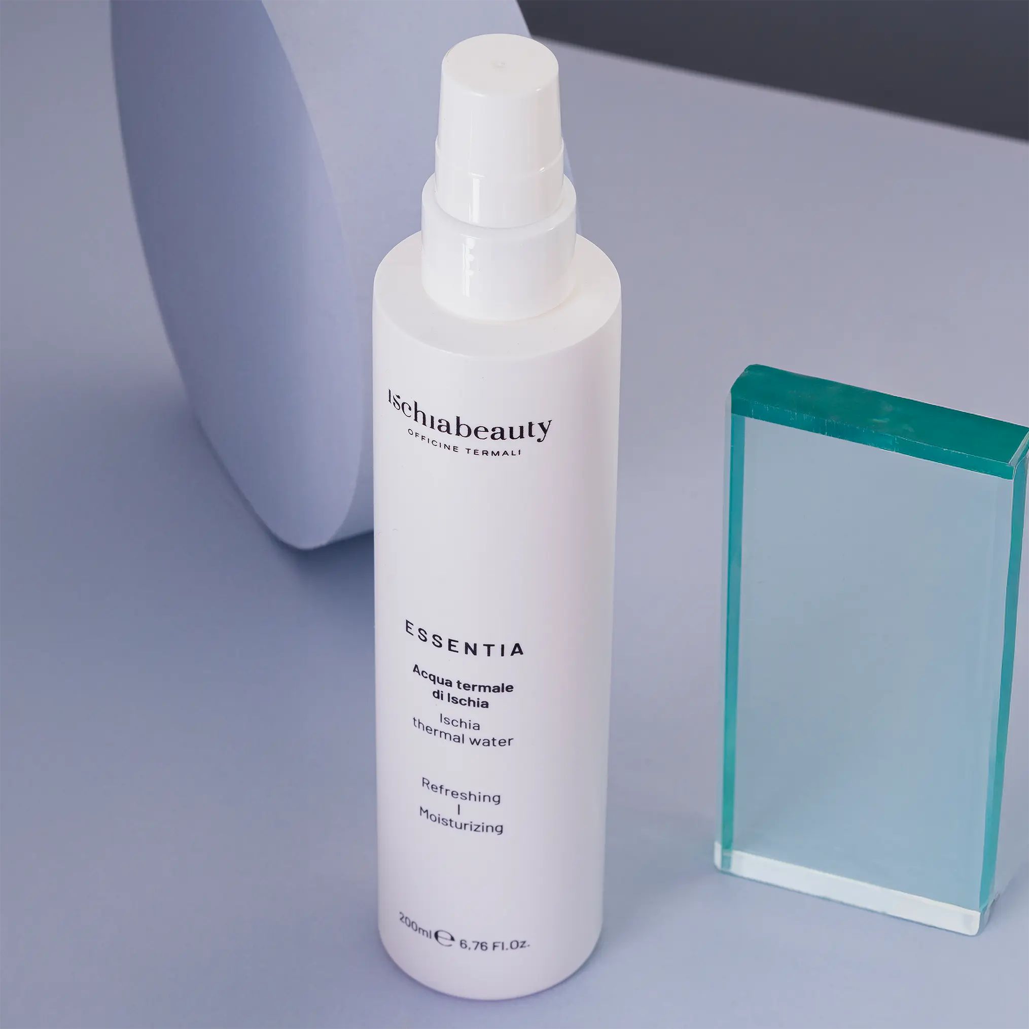 Weißes Spray mit Aufschrift 'ischiabeauty'. 'ESSENTIA Acqua termale di Ischia'. Erfrischend und feuchtigkeitsspendend.