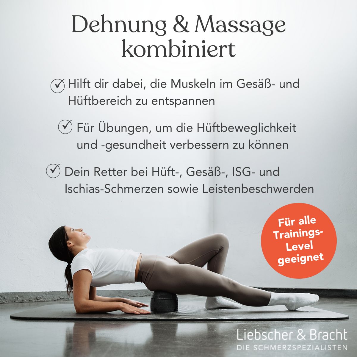 Frau nutzt Liebscher & Bracht ISG-Ischias-Retter zur Dehnung und Massage im Hüftbereich.
