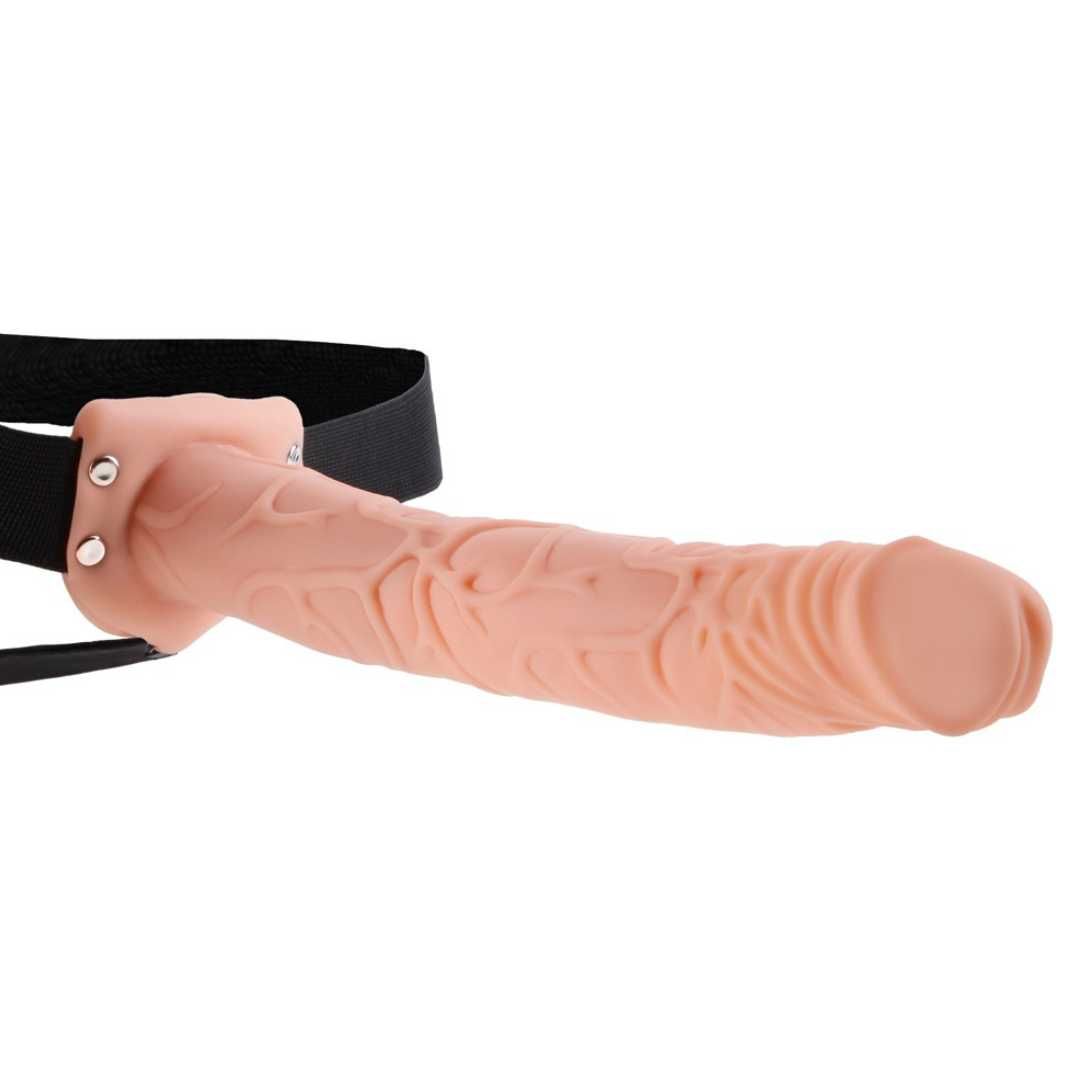 Beigefarbener Dildo mit Textur, am schwarzen Umschnallgurt befestigt. Detailreiche Oberfläche.