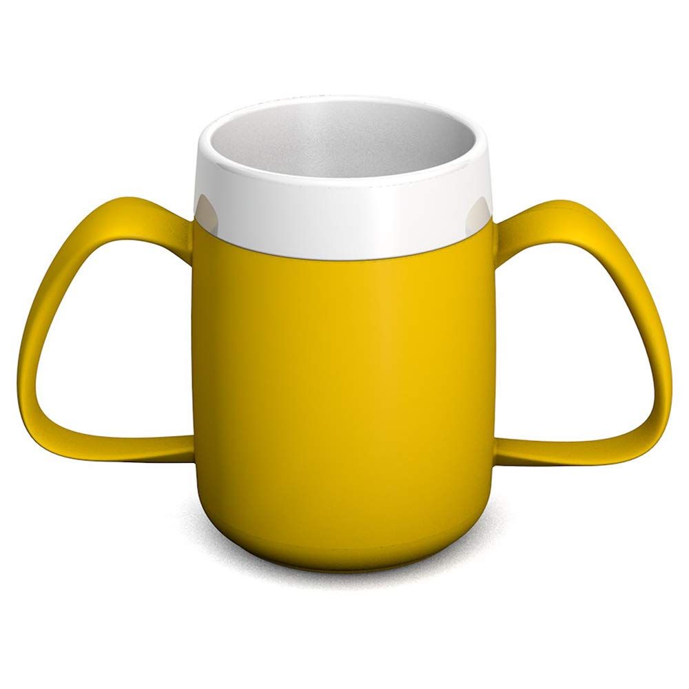 Gelber Becher mit zwei Griffen und weißem Deckel. Trinkaufsatz sichtbar.