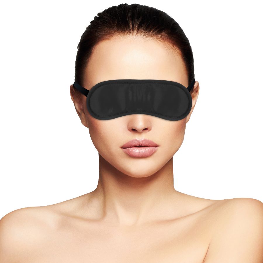 Schwarze Augenmaske mit verstellbarem Riemen, auf dem Gesicht einer Frau getragen.