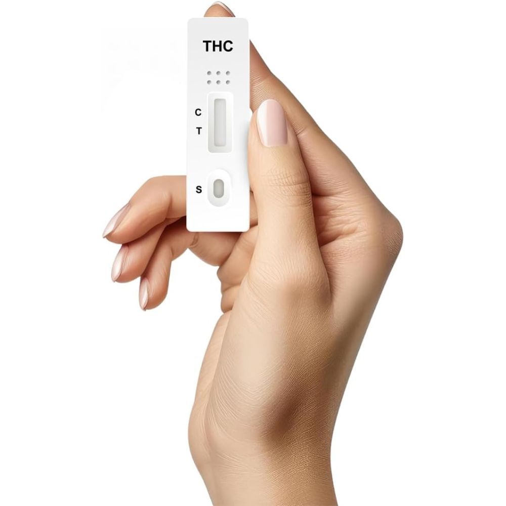 Weißer THC-Teststreifen, gehalten von einer Hand. Mit Markierungen C, T und S. Aufschrift: THC.