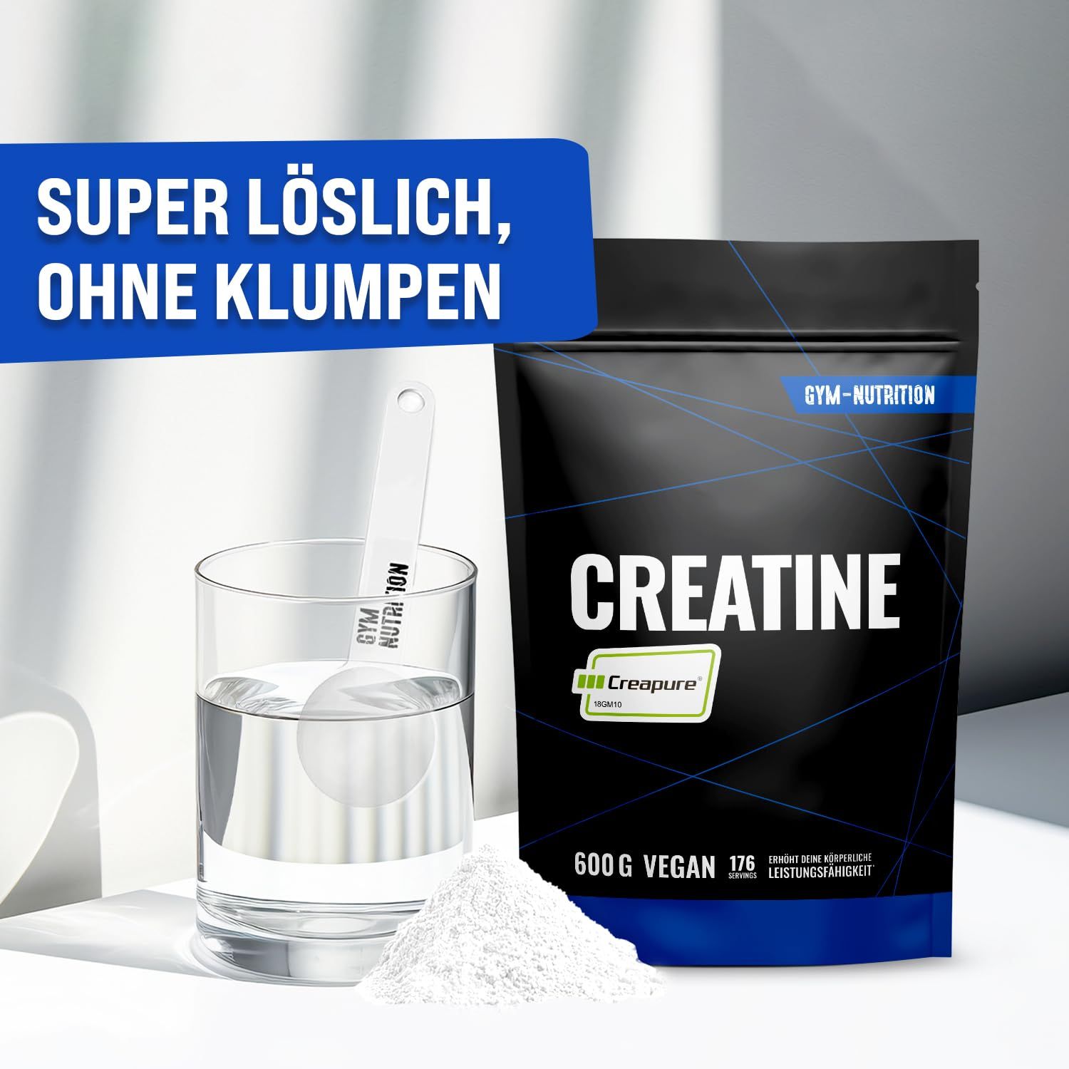 Pulver, Glas Wasser, Messlöffel. Schwarze Verpackung mit CREATINE. 600g, vegan, 176 Portionen. Text: Super löslich, ohne Klumpen.