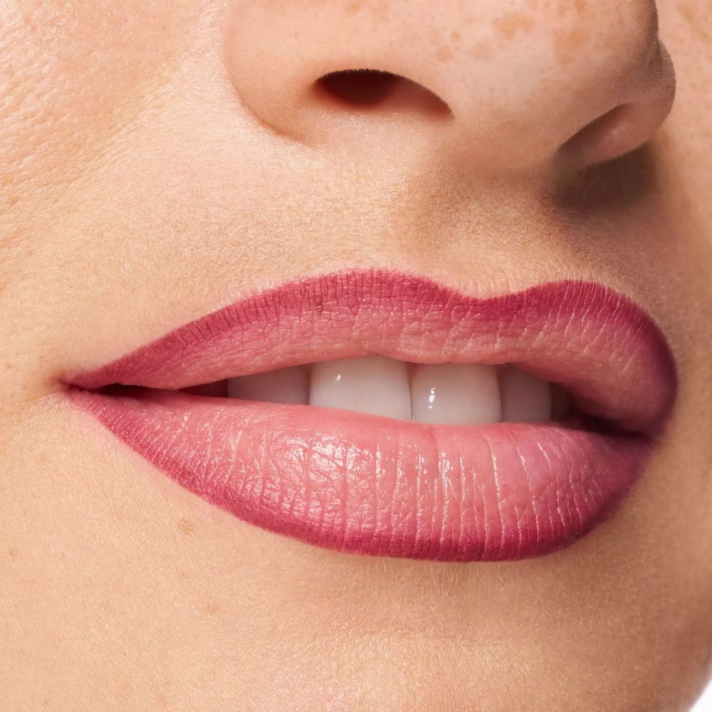Nahaufnahme von Lippen mit rosafarbenem Lippenstift. Deutliche Lippenkonturen.