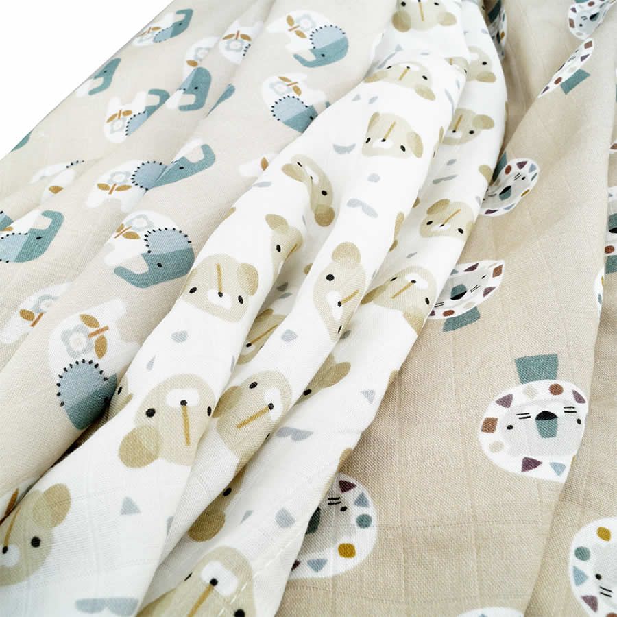 Mehrere Stoffwindeln mit Tiermotiven. Beige und weiß. Baumwolle.